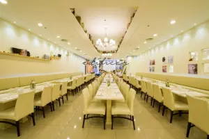 우아한 샹들리에가 빛나는 대형 연회 레스토랑